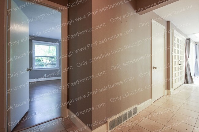 Building Photo - 7840 SW West Slope Dr