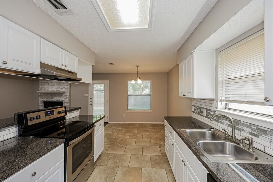 Building Photo - 8540 Whitney Dr