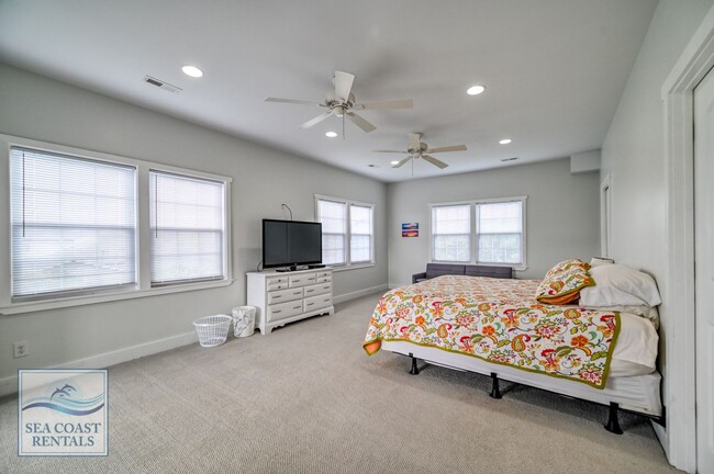 Building Photo - FULLY FURNISHED SEASONAL AVAILABLE NOW THR...