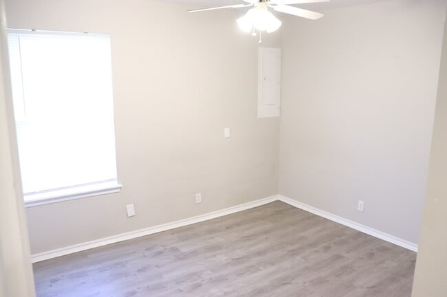 Building Photo - 1215 Eastgate Dr