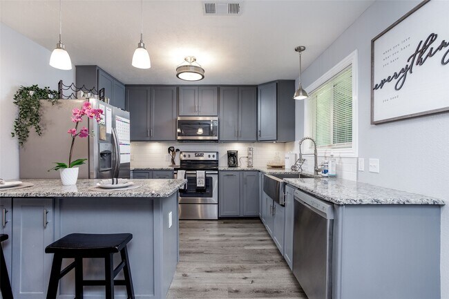 Building Photo - 1441 Chapparal Rd