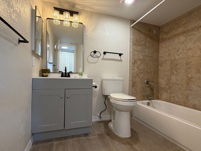 Building Photo - ANNUAL RENTAL - 2ND FLOOR 1 BED PLUS DEN/1 BATH CONDO IN GRANADA LAKES!