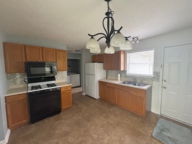 Building Photo - 3 Bd 1.5 Bath Single Family Home