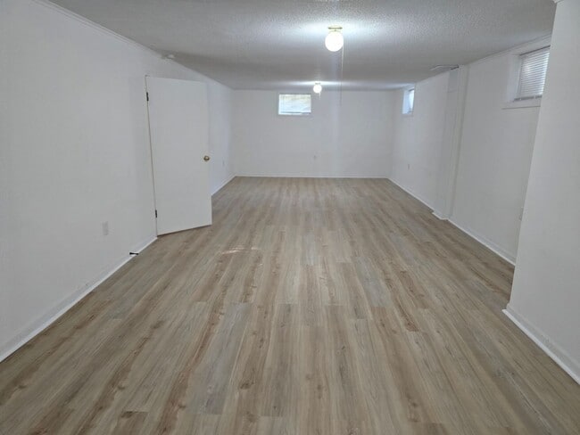 Building Photo - Beautiful 4 bedroom behind the Golf Coarse