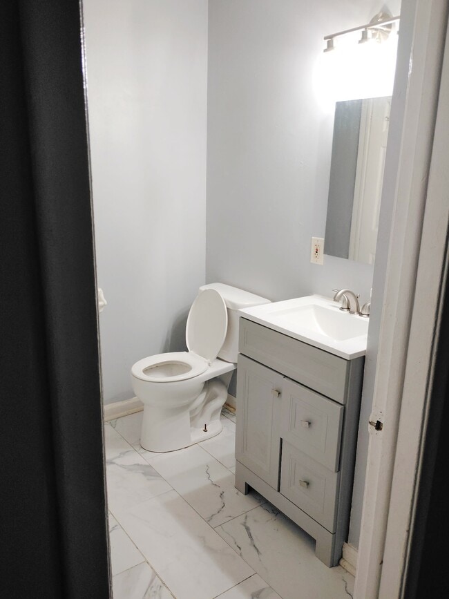 Building Photo - 5914 Cloverlawn Dr