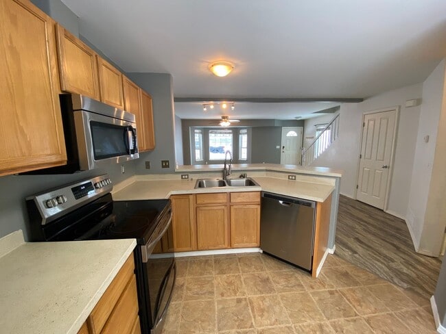 Building Photo - A lovely (3) bed, (2) bath end-unit townho...