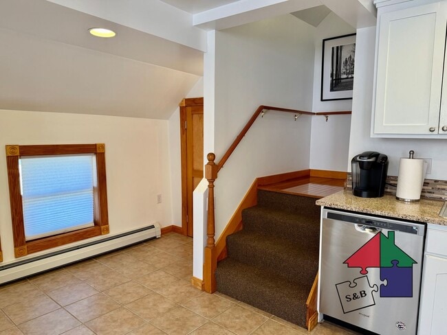 Building Photo - 112 Main St