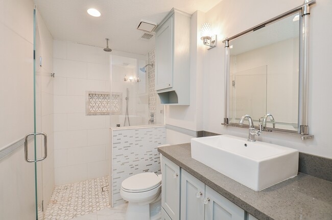 Building Photo - 827 Millpond Dr