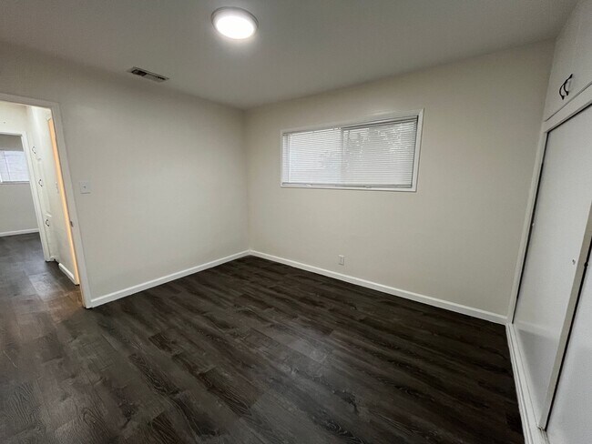 Building Photo - Lovely 3 Bedroom 1 Bath House with Garage