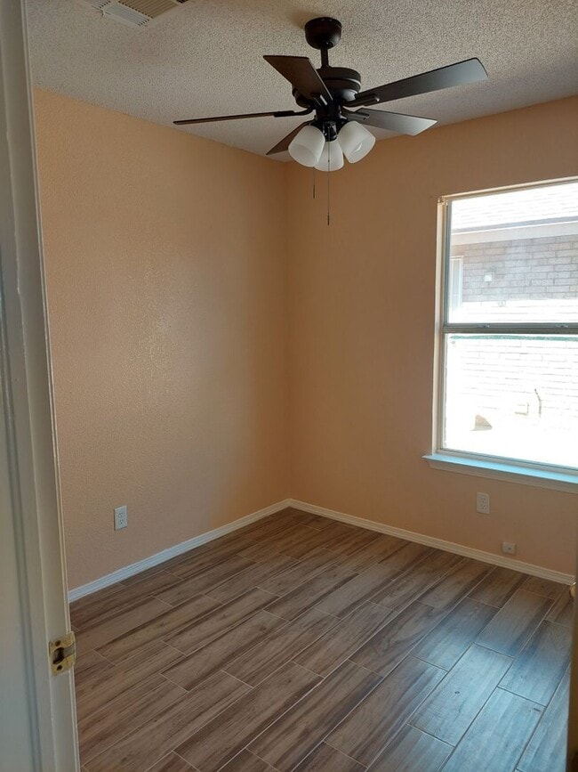 Building Photo - 3 bedroom 2 bathroom home!