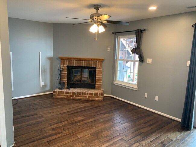 Building Photo - Gorgeous 3 BR/2 Full BA & 2 Half BA Waterf...