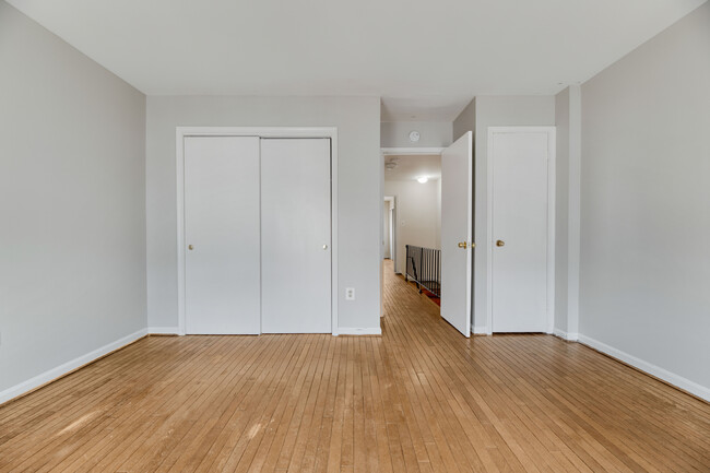 Building Photo - Spacious two-bedroom apartment with a clas...