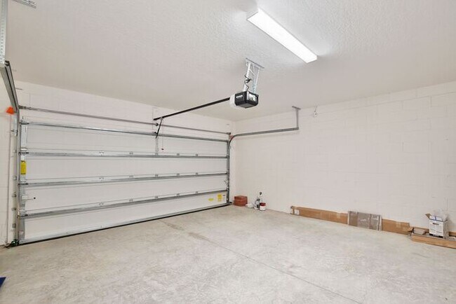 Building Photo - Stylish and Spacious 3/2.5 Home with No Re...