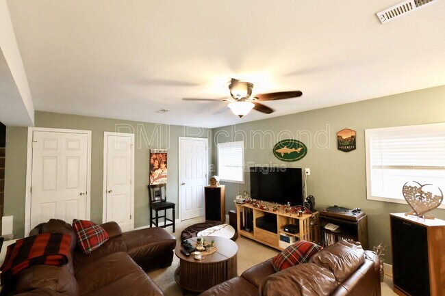 Building Photo - 3012 Elmbrook Rd