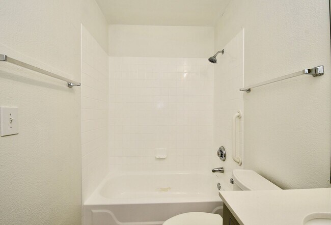 Building Photo - Charming 2 Bedroom, 2 Bath Condo in a Prim...
