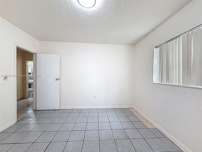 Building Photo - 15705 NE 10th Ave