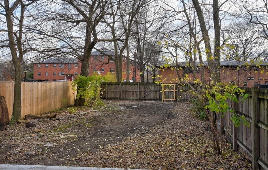 FEMCED YARD - 1021 Madison Ave