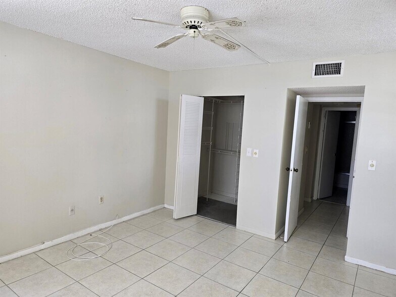 Building Photo - 1800 N Lauderdale Ave