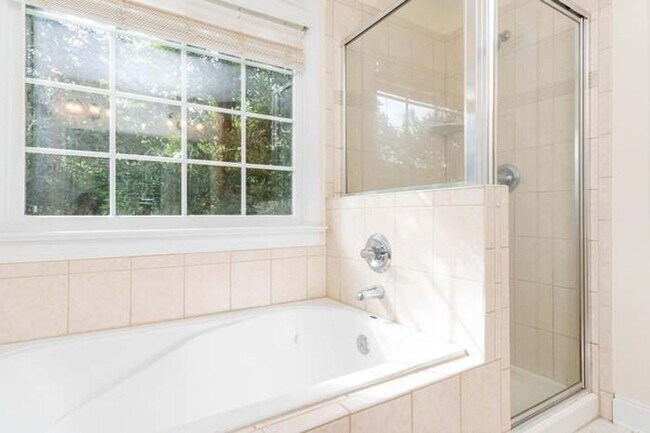 Building Photo - Gorgeous 4BD, 2.5BA Apex Home in an HOA Community with Amenities & Near Shopping, Dining, and Int...