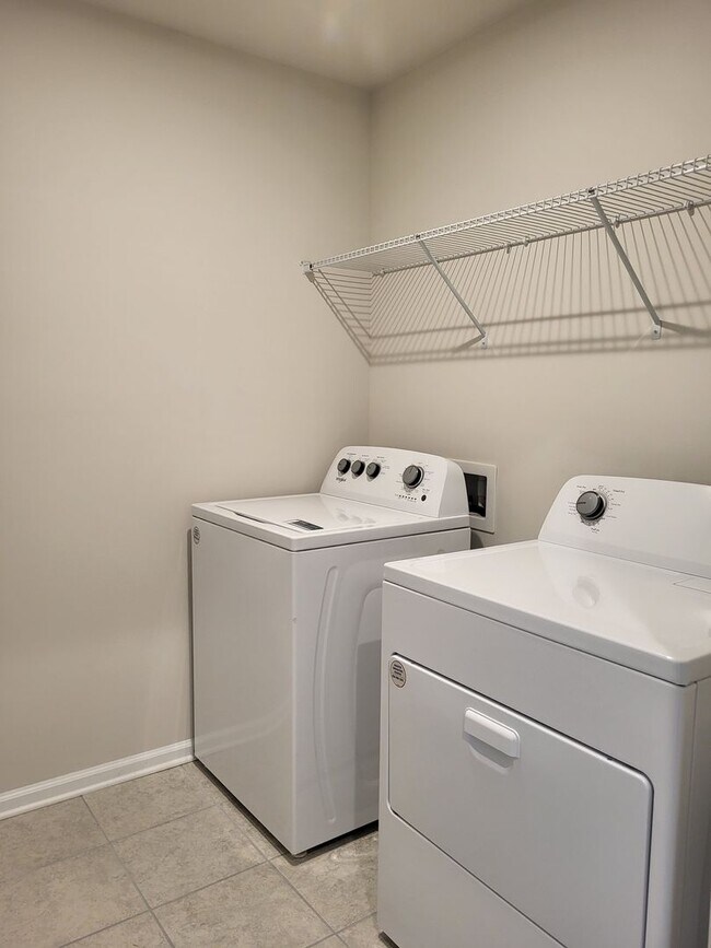 Building Photo - 4 Bedroom townhouse in Davidson