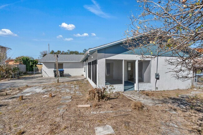 Building Photo - 1303 Charles St