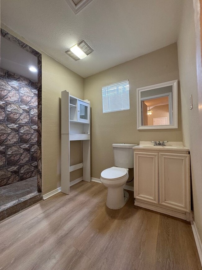 Building Photo - Stylish and Spacious 4-Bedroom Home PLUS C...