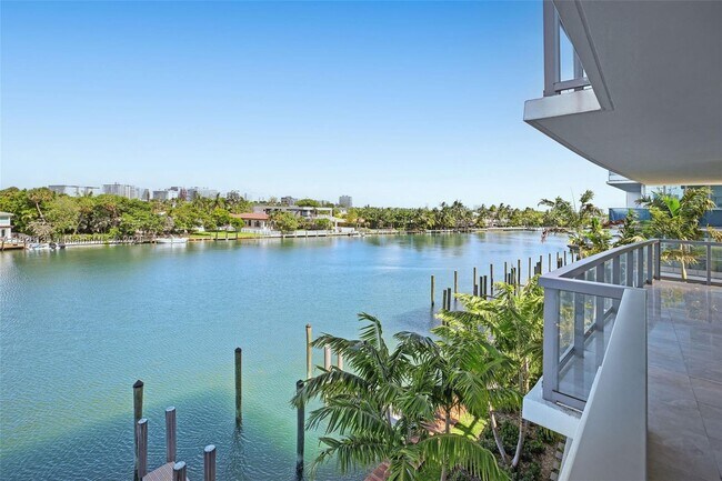 Building Photo - 9261 E Bay Harbor Dr