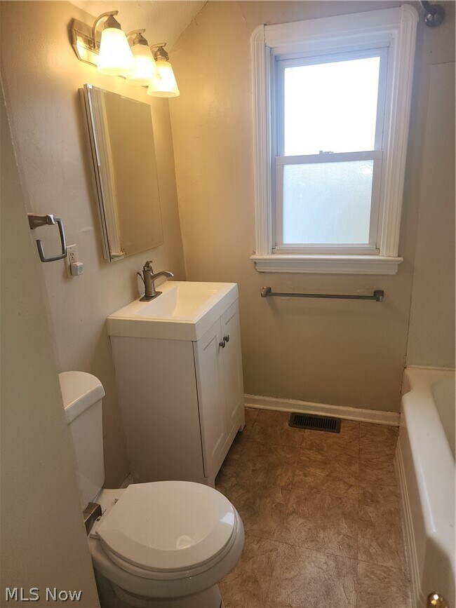 Building Photo - 1517 Larchmont Rd