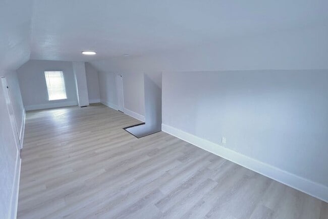 Building Photo - 686 East Ave