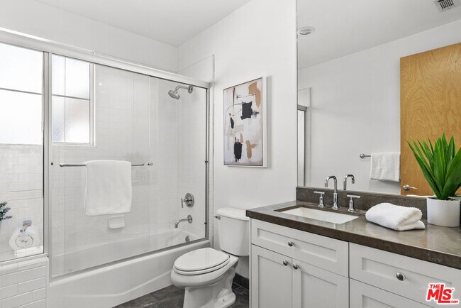 Building Photo - 5350 Playa Vista Dr