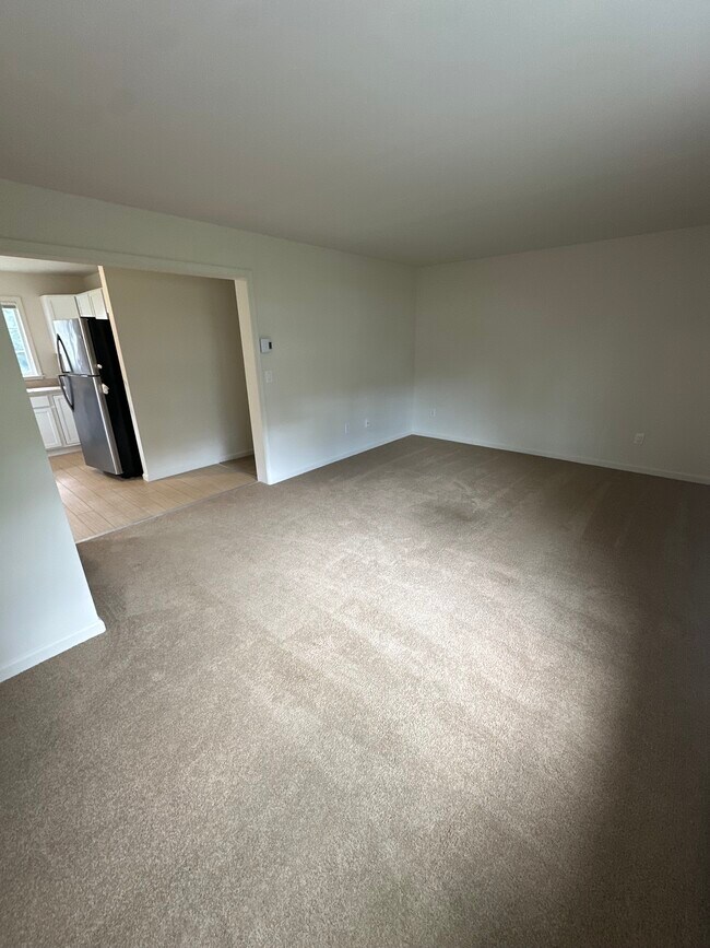 Building Photo - 12 Robinson Ave