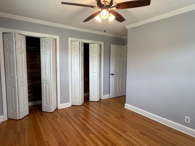 Building Photo - ** PENDING APPLICATION ** 3/2 bath home - Town Acres School District!