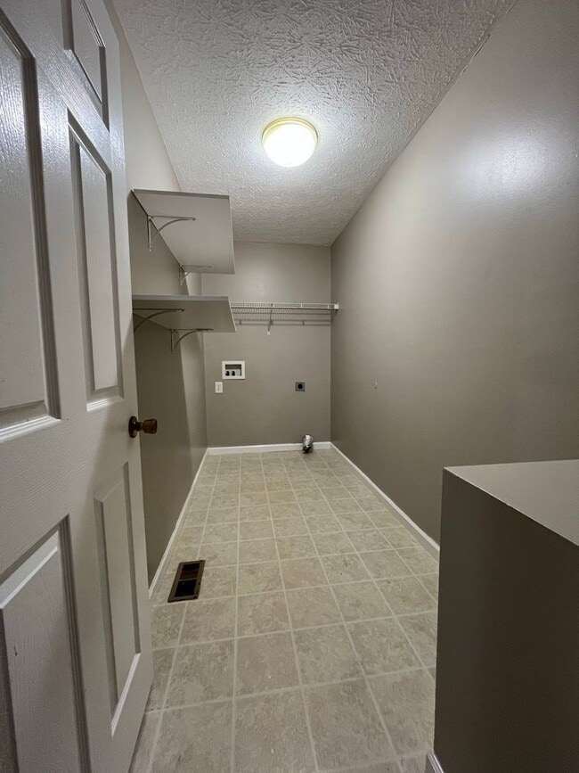 Building Photo - 3 bedroom, 2 bathroom house located in New...