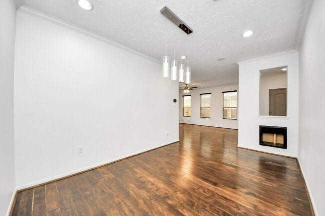 Building Photo - 5922 Hollister Cole
