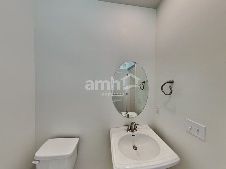 Building Photo - 983 W 850 S