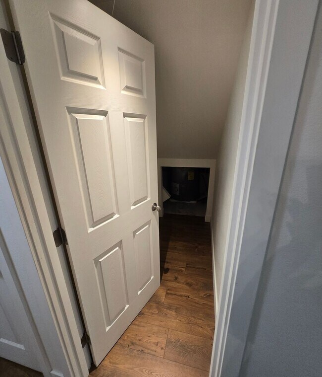 Building Photo - ***PENDING APPLICATION***4 Bedroom, 2 Bath...