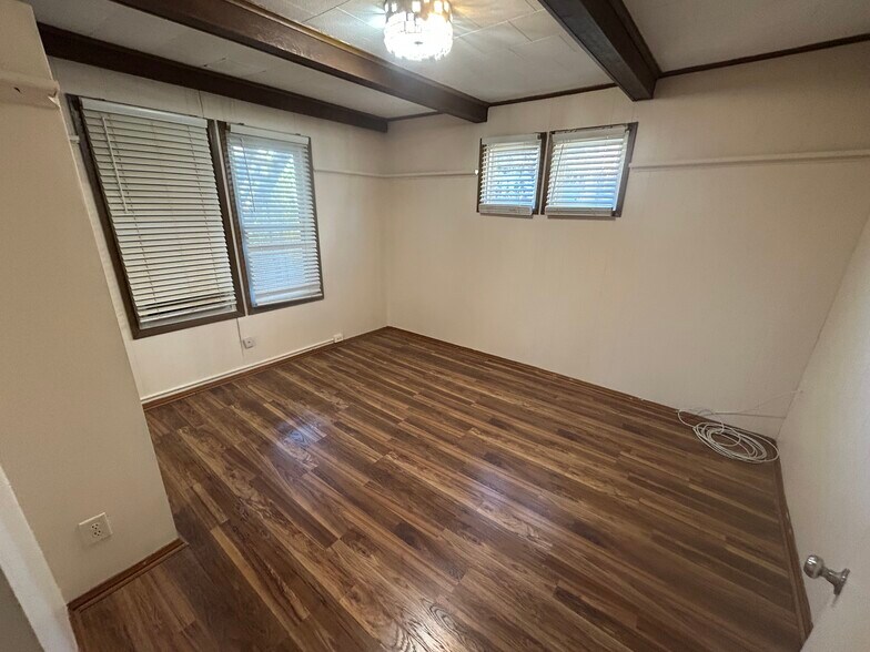 Building Photo - 222 E Lawrence Ave