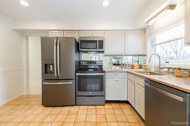 Building Photo - 24356 E River Rd