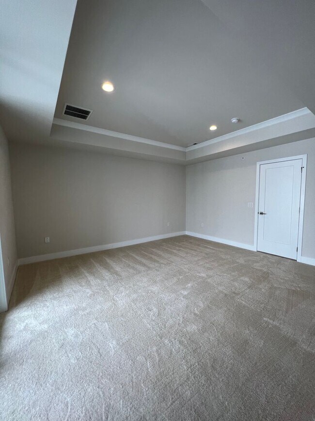 Building Photo - Gorgeous 3BD/2.5BA Waterfront Townhome!