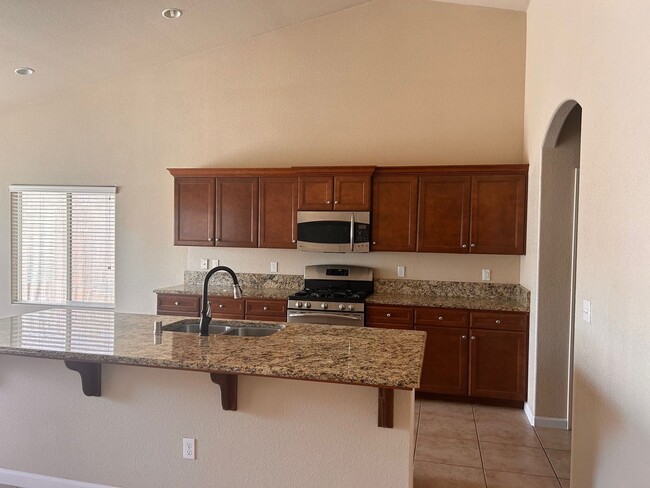 Building Photo - Beautiful home for rent in Visalia!