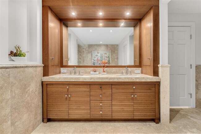 Building Photo - 2331 Fisher Island Dr