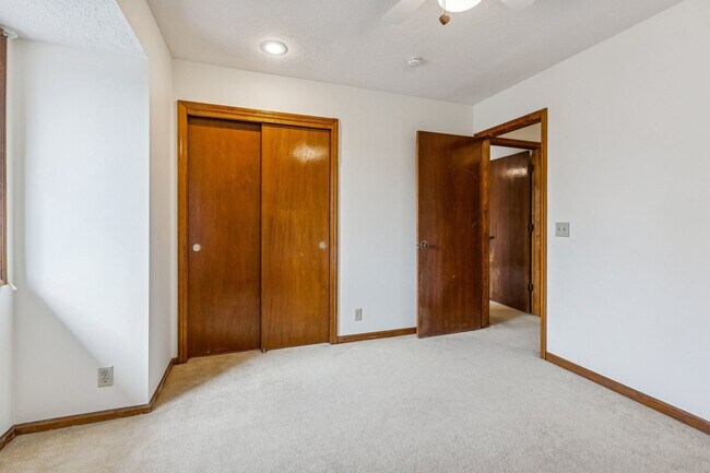 Building Photo - Spacious Northwest Omaha 3-Bedroom!!