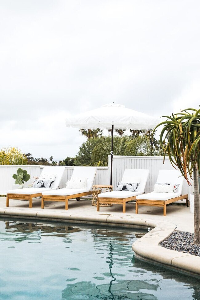 Building Photo - Great private location from this Fully ren...