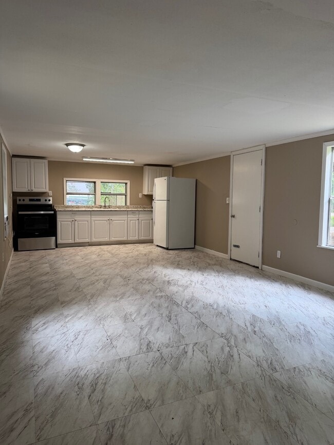 Building Photo - 10 Lakeview Dr