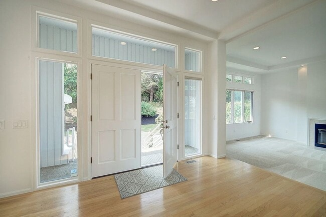 Building Photo - Clyde Hill Home
