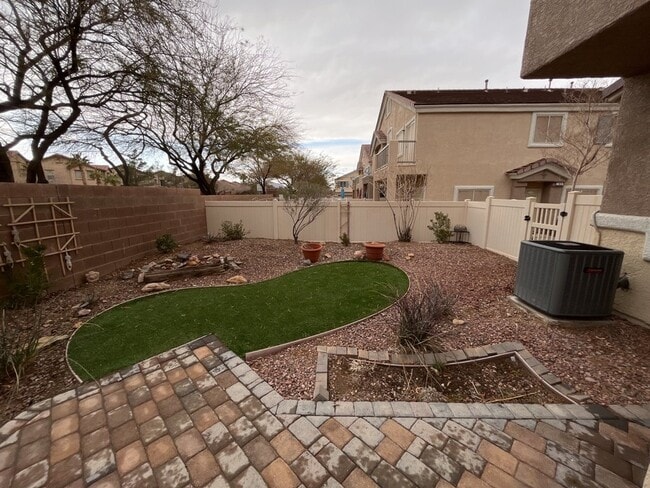 Building Photo - SPACIOUS 3-BEDROOM 2 1/2 BATH TOWNHOME IN GATED COMMUNITY