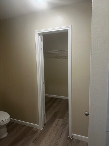 Building Photo - Room in Apartment on Harbor Lndg