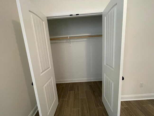 Building Photo - 3 Bedroom, 2 bathroom in Twin Beech Estate...