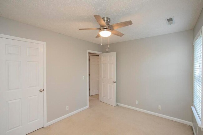 Building Photo - 1254 Lasalle Dr