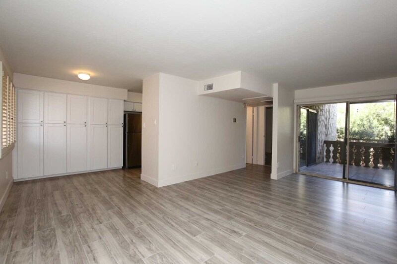 Building Photo - 4950 N Miller Rd